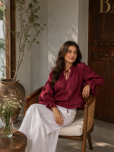 Blusas de Lino y Algodón Color Vino Tinto Personalizadas, Manga Larga, Cuello con Volantes, Cuello en V con Lazo, Blusas Casuales Holgadas Estilo Boho para Oficina - Product Image 3