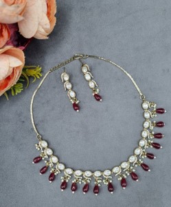 Ensemble de collier Kundan avec pendentifs ovales sertis de pierres et perles, avec boucles d'oreilles, collection de bijoux Kundan de créateur pour soirée avec accents de perles - Product Image 4