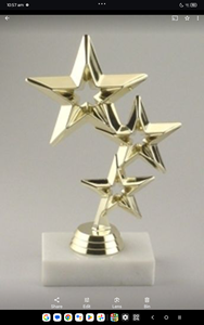 Elegante trofeo dorado con curvas geométricas modernas. Disponible a precios de mayorista. - Product Image 4