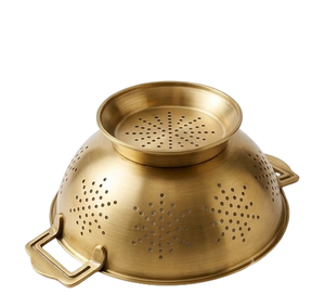 Colador de Metal Dorado con Asas Perforadas con Diseño de Estrella y Base de Pedestal para Frutas y Verduras - Product Image 4