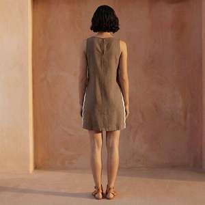 Vestido Corto de Lino y Algodón Marrón con Rayas Onduladas para Mujer, con Tela Ligera, Estilo Moderno y Ajuste Cómodo - Product Image 2