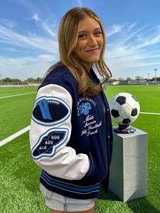 Chaqueta universitaria personalizada para damas, para esta jugadoras de fútbol americano de la escuela secundaria Los Osos. - Product Image 2