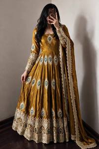 Ensemble de robes en soie Fandy de créateur en gros avec broderie Zari et sequins, extensible, infroissable, réversible, style traditionnel - Product Image 1