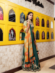 Elegante conjunto de Lehenga Choli para mujer con bordado floral, cuentas de cristal, trabajo con hilo y dupatta teñida. - Product Image 4