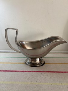 Salsera de Metal con Acabado Dorado Premium para Catering - Product Image 1