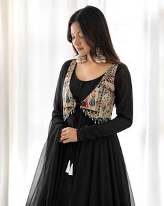 ชุดเดรส Anarkali สีดำสำหรับผู้หญิงจาก LD CREATION พร้อมเสื้อแจ็คเก็ตปักลายหลากสีสไตล์ชาติพันธุ์ ผูกด้านหน้า ความยาวปกติ เหมาะสำหรับงานปาร์ตี้ สไตล์อินเดีย - Product Image 3
