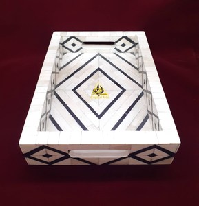 Bandeja Decorativa de Diseño Geométrico con Incrustaciones de Hueso Hecha a Mano por Gayatri Arts - Product Image 3