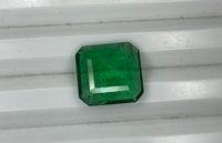 Émeraude naturelle zambienne, pierre précieuse verte facettée, pierre pour bijoux fins.