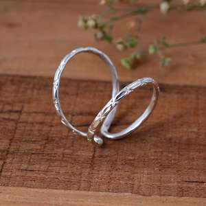 แหวนเงินรูปตัววีปรับขนาดได้ ดีไซน์หรูหราแกะสลักลายดอกไม้ วงแหวนสามชั้น ช่วยพยุงนิ้วมือ SHYAM JEWELRS สำหรับทุกเพศ เหมาะสำหรับงานแต่งงานและงานปาร์ตี้ - Product Image 2