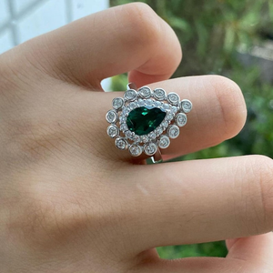Cautivador Anillo de Doble Halo con Diamantes Verdes en Plata de Ley, Joyería Elegante para Fiestas y Cócteles, Regalo Ideal para Mujeres - Product Image 4