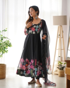 Vestido Anarkali de Seda Organza Pura Estampada con Bordado Jari de Lujo, Falda de Cuatro Metros con Corte Kali y Vuelo, y Conjunto de Pantalón con Dupatta de Encaje Gota Patti - Product Image 1