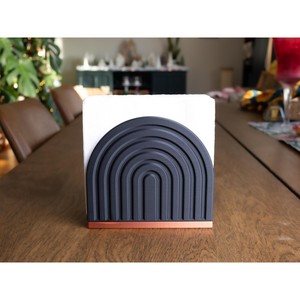 Boîte à mouchoirs design moderne en arc, en plastique vert et beige, support autoportant pour table - Product Image 4