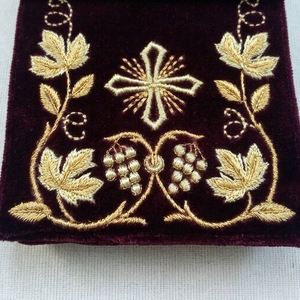 Pochette de Luxe en Velours pour Pyx de Cérémonie, Broderie Main Fil d'Or, Sac Liturgique pour Clergé, Étui de Communion Catholique - Product Image 3