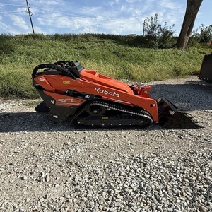 Mini-chargeuse compacte Kubota SCL1000 avec roulement avant et pompe de boîte de vitesses moteur, offrant des performances élevées et un mouvement précis - Product Image 6