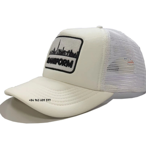 Casquettes en gros avec broderie de logo, casquettes en maille, casquettes trucker en mousse avec patch personnalisé motif skyline urbain, casquettes snapback 5 panneaux, casquettes d'été ajustables - Product Image 1