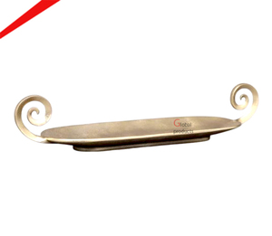 Plateau décoratif ovale en métal avec poignées en forme de volutes, design classique poli, plateau de service fait main pour cadeaux, hôtels, restaurants - Product Image 1