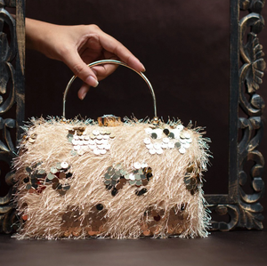 Elegante Bolso de Mano con Lentejuelas Beige, Exterior de Tela, Interior de Seda Cruda, con Cadena de Hombro y Cierre de Broche - Product Image 1