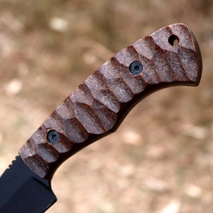 Cuchillo de Caza Fijo de Acero Inoxidable con Recubrimiento Negro de Grado Industrial OEM de Pasha Enterprises, Mango de Madera, Funda de Cuero - Product Image 2