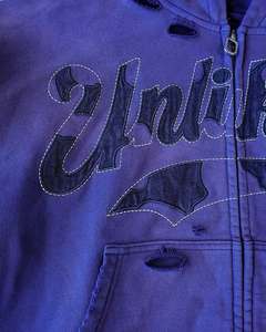 Sweat à capuche zippé vintage personnalisé pour homme, avec broderie lettre appliquée, détails vieillis, streetwear, en coton premium - Product Image 4
