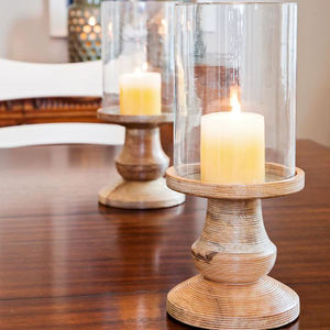 Elegante Par de Portavelas de Madera con Base Redonda y Linterna Decorativa de Vidrio Transparente - Product Image 1