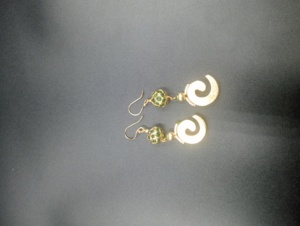 Boucles d'oreilles créoles ethniques plaquées or Amaira Jewels, perles de jade, imitation perle, géométriques, bijoux de fête pour femmes, perles de corail, vintage - Product Image 2