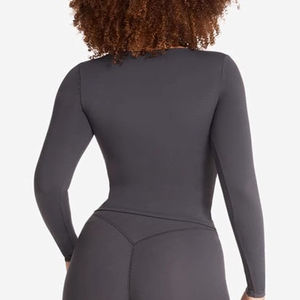 T-shirt de sport compressif pour femme, anti-UV, en Spandex/Nylon, avec logo frontal, pour fitness, course à pied, gym, entraînement, respirant - Product Image 3