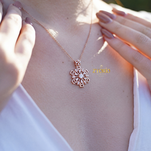 Colgante de Diamantes Florales Geométricos Plateados con Cadena de Eslabones Chapada en Oro, Diseño Moderno y Lujoso para Mujer, Ideal para Bodas, Compromisos y Aniversarios - Product Image 5