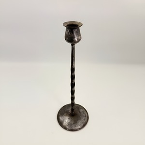Candelero de Hierro Hecho a Mano con Base Martillada y Tallo Trenzado, Portavelas de Metal Negro Rústico para Decoración del Hogar - Product Image 1
