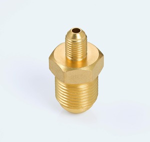 Unión de Carga de Nitrógeno de Latón Duradero para Cilindros Industriales de 61 kg con Compatibilidad de Rosca de Alta Presión de 5/8-14 a 7/16-20 - Product Image 1