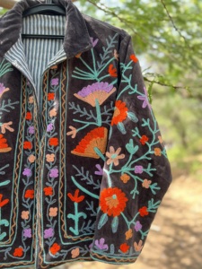 Chaqueta corta de invierno para mujer, de terciopelo, bordada a mano |   Abrigo Informal de Diseñador sin Cierre - Product Image 4
