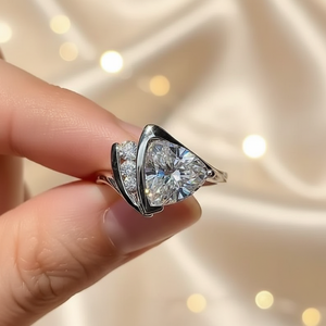 แหวนค็อกเทลเพชรซิคอนทรงทริลเลียนคัทหรูหรา ขอบครึ่งวง ตัวเรือนเงินแท้ 925 ของขวัญสำหรับคนรักในโอกาสหมั้น แต่งงาน หรือวันครบรอบ - Product Image 2