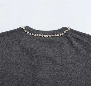 Cardigan en maille respirant haut de gamme à col en V et boutons perlés pour homme, motif losanges, pour un style urbain européen sophistiqué - Product Image 5