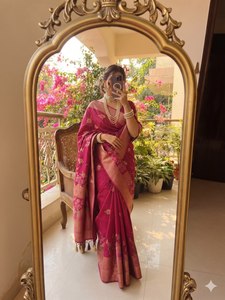 Sari de Seda Banarasi Rosa Magenta con Bordado Floral Meenakari en Oro Rosa y Blusa a Juego de Prayosha Enterprise - Product Image 1