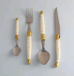 Ensemble de couverts modernes en acier inoxydable avec manche en os – Cuillère, fourchette, couteau – Vaisselle de style traditionnel écologique pour les fêtes - Product Image 4