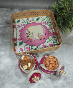 Bandeja metálica cuadrada Pichwai hecha a mano con 2 tarros |   Regalo de Boda Festivo Indio |   Set de Regalo de Lujo para la Inauguración de una Casa - Product Image 1