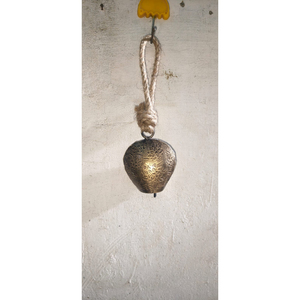 Cloche de Noël antique en métal gravé, or rustique, à suspendre, avec corde en jute, pour la décoration de la maison en période des fêtes - Product Image 4