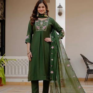 Conjunto de Kurti y Pantalón Bordado Premium con Detalles Hechos a Mano – Colección Étnica Indo-Occidental - Product Image 1