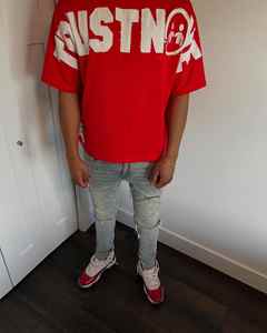 เสื้อยืดโอเวอร์ไซส์ผู้ชาย Trustnone พิมพ์ลายกราฟิก แขนสั้น คอกลม สตรีทแวร์ แฟชั่นลำลอง ฮิปฮอป เสื้อยืดผ้าฝ้าย สีแดง - Product Image 2