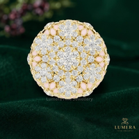 Bague florale ronde complexe avec diamants, sept grappes de fleurs superposées, détails en émail rose, bande en filigrane, bague vintage