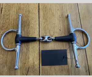 Bocado para Caballo de Acero Inoxidable de Alta Calidad con Anillo en D, Mejillas Completas, Boca Mullen y Diseño de Vástago Enlazado GUJJAR INTERNATIONAL - Product Image 4