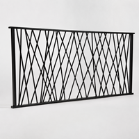 Panneau de balustrade en aluminium noir moderne à motif croisé avec design géométrique en losange pour balcon, escalier, villa, hôtel, décoration intérieure