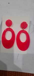 Boucles d'oreilles de qualité supérieure en résine de couleur personnalisée, polies et brillantes, fabriquées à la main, pour femmes d'Inde. - Product Image 3