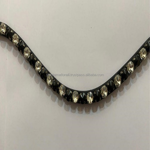 Diadema de Cuero Hecha a Mano con Forma Curva Profunda, Personalizada, Decorada con Grandes Perlas y Piedras de Cristal Negro y Transparente - Product Image 5