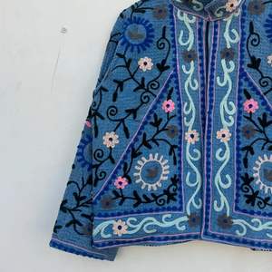 Veste de festival en tissu Suzani d'Ouzbékistan |   Manteau Bohème Brodé Artisanal & Kimono pour Invitée de Mariage - Product Image 3