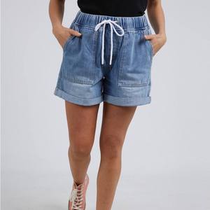 Shorts de Mezclilla Ajustados de Cintura Media para Mujer, Shorts Casuales de Verano con Cierre de Botones, Lavado Claro Personalizado, 100% Mezclilla - Product Image 1