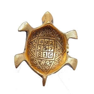 Tortue Vastu en laiton fabriquée en Inde avec le dieu Ganesh en haut, pour la décoration de la maison, avec des sculptures de poissons, au prix d'usine en gros. - Product Image 5