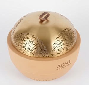 Casserole ronde en métal couleur or au design minimaliste avec couvercle, parfaite pour servir des plats chauds lors de mariages et de buffets. - Product Image 2