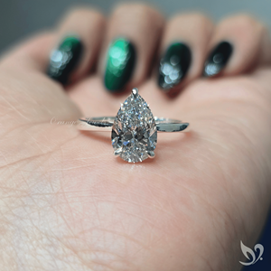 Anillo de compromiso de oro blanco de 10K con diamante de laboratorio talla pera y montura catedral en forma de lágrima - Product Image 6