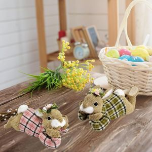 Set di 2 Coniglietti Pasquali Rustici in Sisal da 22,6 cm con Fiore per Decorazioni Primaverili Domestiche, Adatti per Coppie - Product Image 3