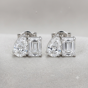 Boucles d'oreilles clous classiques pour femmes en or blanc 18 carats avec diamant de laboratoire taille émeraude couleur F certifié IGI, pour usage quotidien - Product Image 1